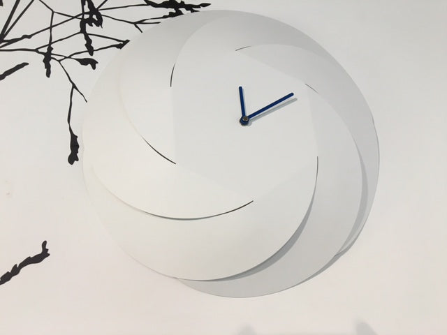Alessi Infinity klok, witte wandklok met spiraalvormig reliëf, diameter 42 cm