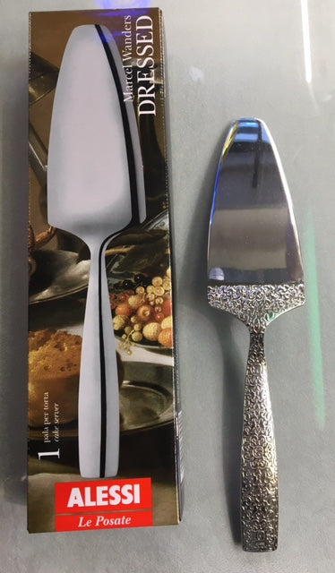 Alessi Dressed taartschep met reliëf decoratie, naast geschenkverpakking