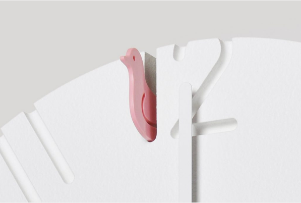 Lemnos Cucu, Japanse klok, detail van het roze vogelfiguur boven de wijzerplaat