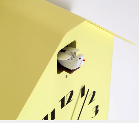 Detail van het vogeltje in de koekoeksklok Dachs Cuckoo, geel