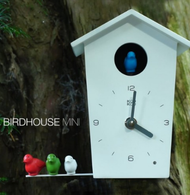 Kookoo Mini Birdhouse wandklok in wit, vooraanzicht met blauwe vogel