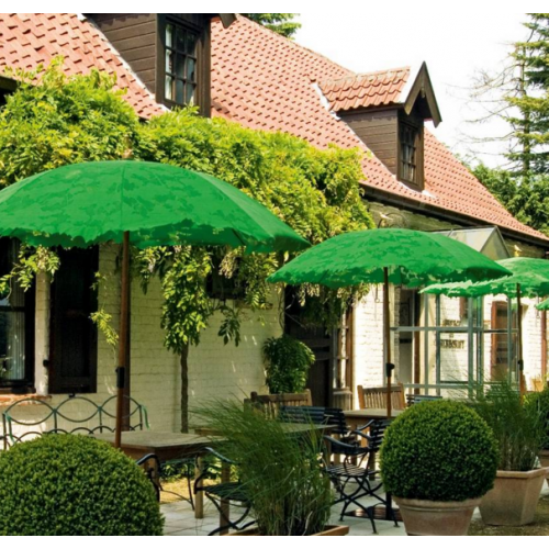 Alessi Shady Lace parasol, donkergroen, hier meerdere exemplaren op een terras.