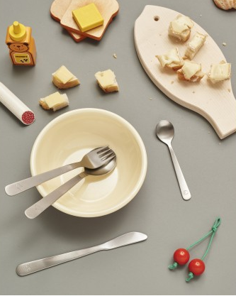Mono Petit 4 kinderbestek met mes in gebruik naast houten snijplankje