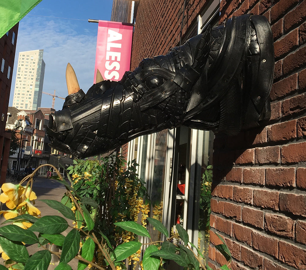 Rubberen neushoorn wandtrofee van Upcyclemo, ontwerp Mohamed Khattou, gemonteerd aan gevel