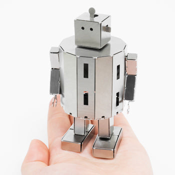 Factory Robo miniatuur robotje van metaal, op de hand