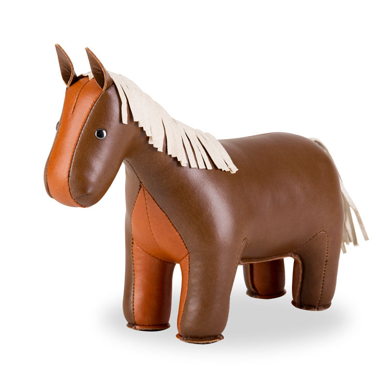 Zuny dierfiguur van bruin paard in kunstleder, halfzijaanzicht, ontwerp Glob. Design