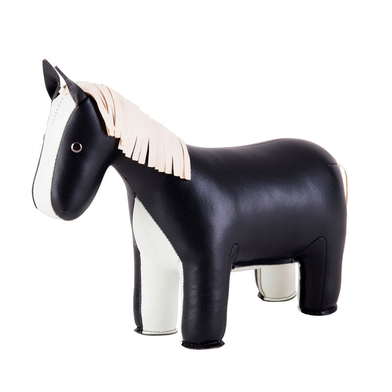Zuny paard van kunstleder, zwart met witte accenten, driekwart aanzicht