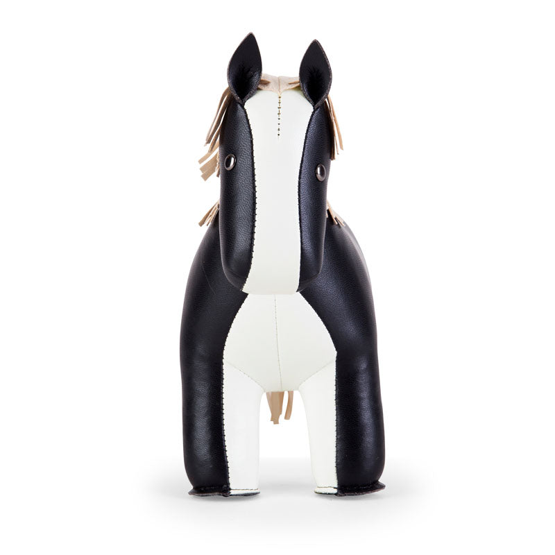 Zuny paard van kunstleder, zwart met witte buik, vooraanzicht