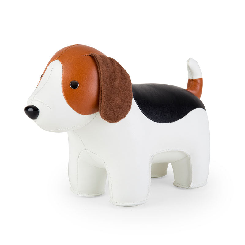 Schuine voorzijde van de kunstleder beagle boekensteun met bruine oren en zwarte rugvlek.