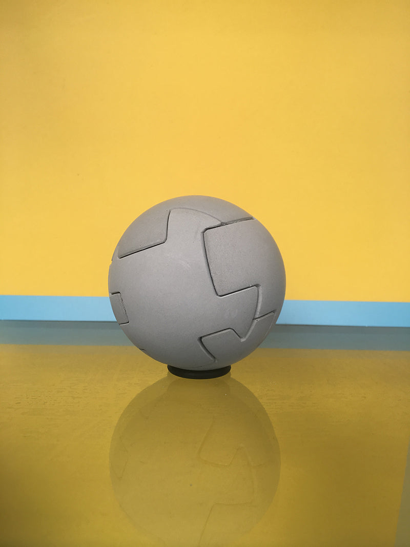 Alessi bal van beton, ontwerp Albert Meijers, design uit eindhoven; vooraanzicht op voet