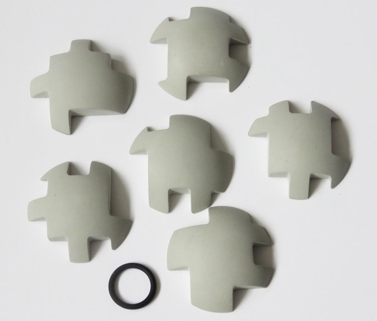Losse puzzelvormige onderdelen van de betonnen Alessi bal, inclusief rubberen ring