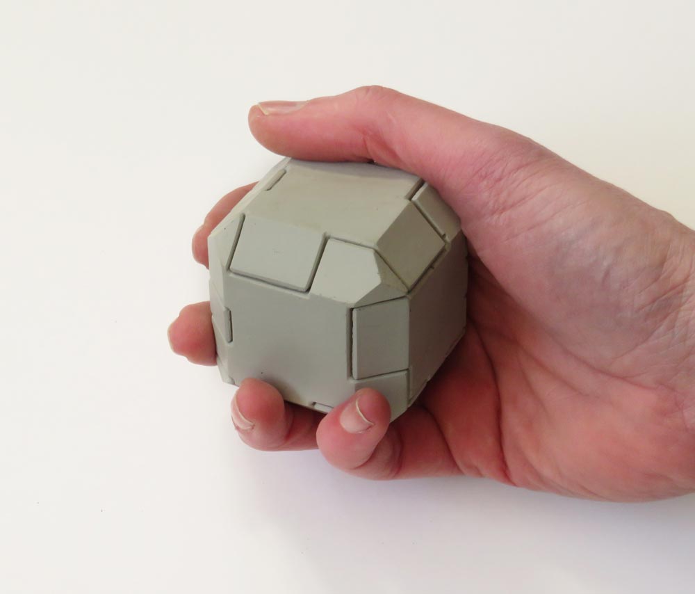 Alessi Dutch Cube doosje in de hand gehouden, ter grootte-indicatie