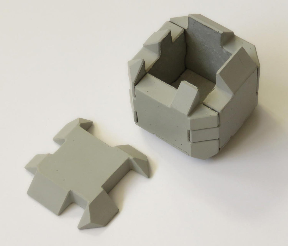 Alessi Dutch Cube doosje geopend met los deksel, grijs beton