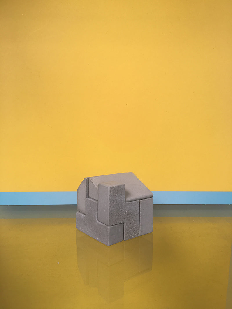 Alessi Little House, bouwsteen in huisvorm, grijs beton, eindhoven