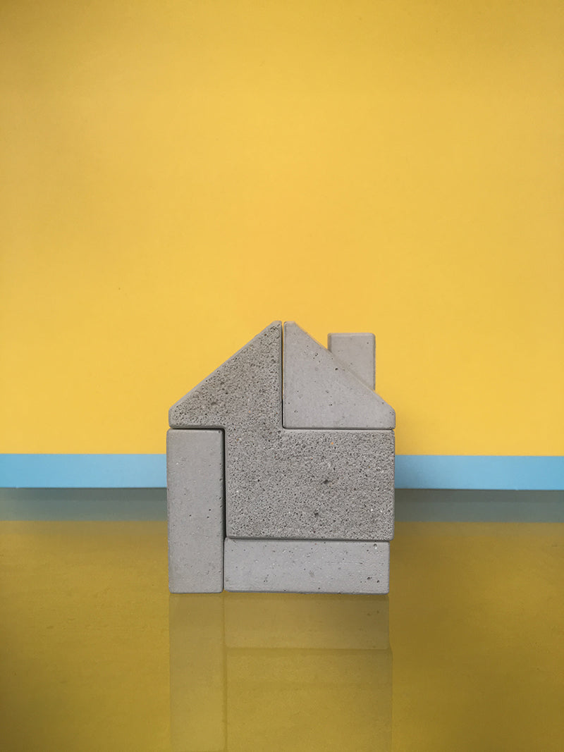 Alessi Big House boekensteun in vorm van huisje, beton, voorzijde