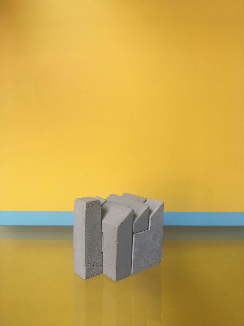 Alessi Kleine Fabriek eindhoven, beeldje in grijs beton