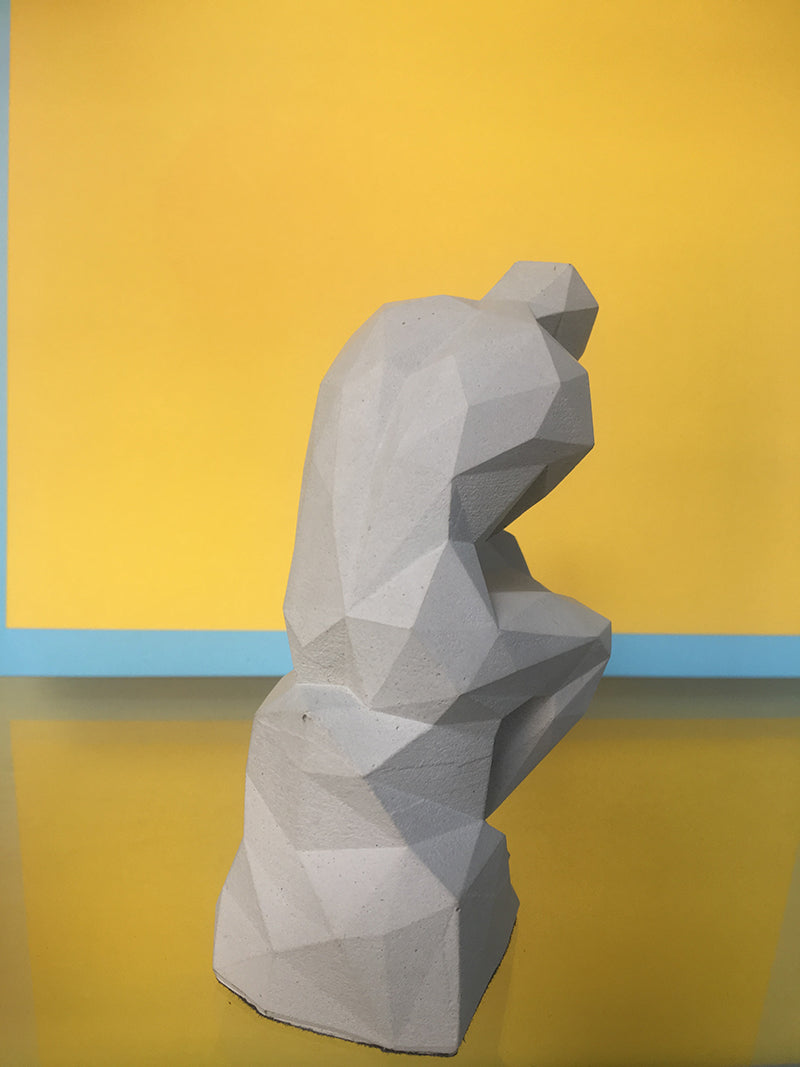 Alessi Big Mindset beeldje eindhoven, low poly, zijaanzicht op geel