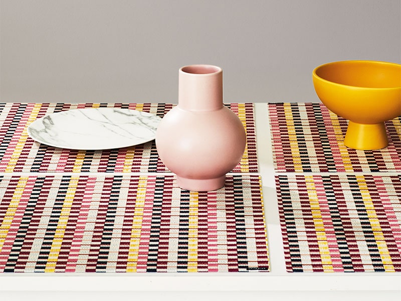 Heddle Pansy placemats van Chilewich, ontworpen door Sandy Chilewich, in gebruik met servies.