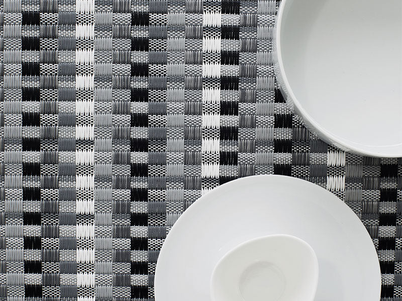 Detail van Chilewich Heddle Shadow placemat onder servies