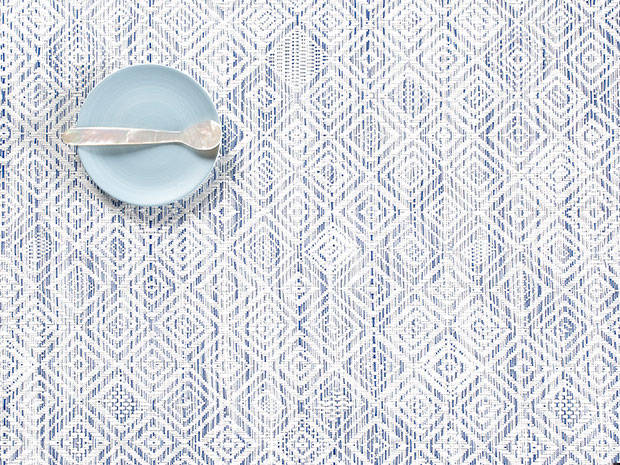 Chilewich mooie placemat Mosaic Blue, ontwerp Sandy Chilewich, diamantmotief, detail met bord en lepel