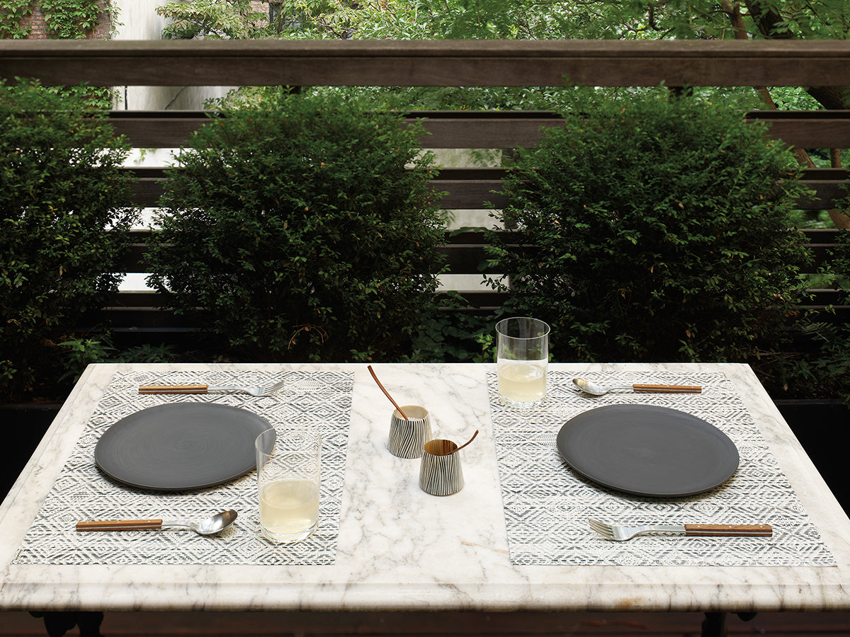 Twee mooie placemats Mosaic White/Black van Chilewich, gedekt met bord en glas