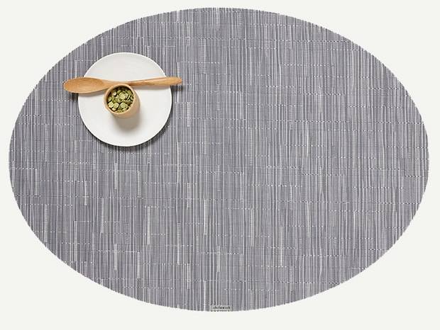 Chilewich ovale placemat Fog Bamboo, grijstinten, met bord erop