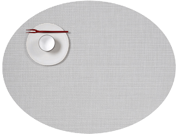 Chilewich ovale placemat in white, Mini Basketweave, with plate on round table