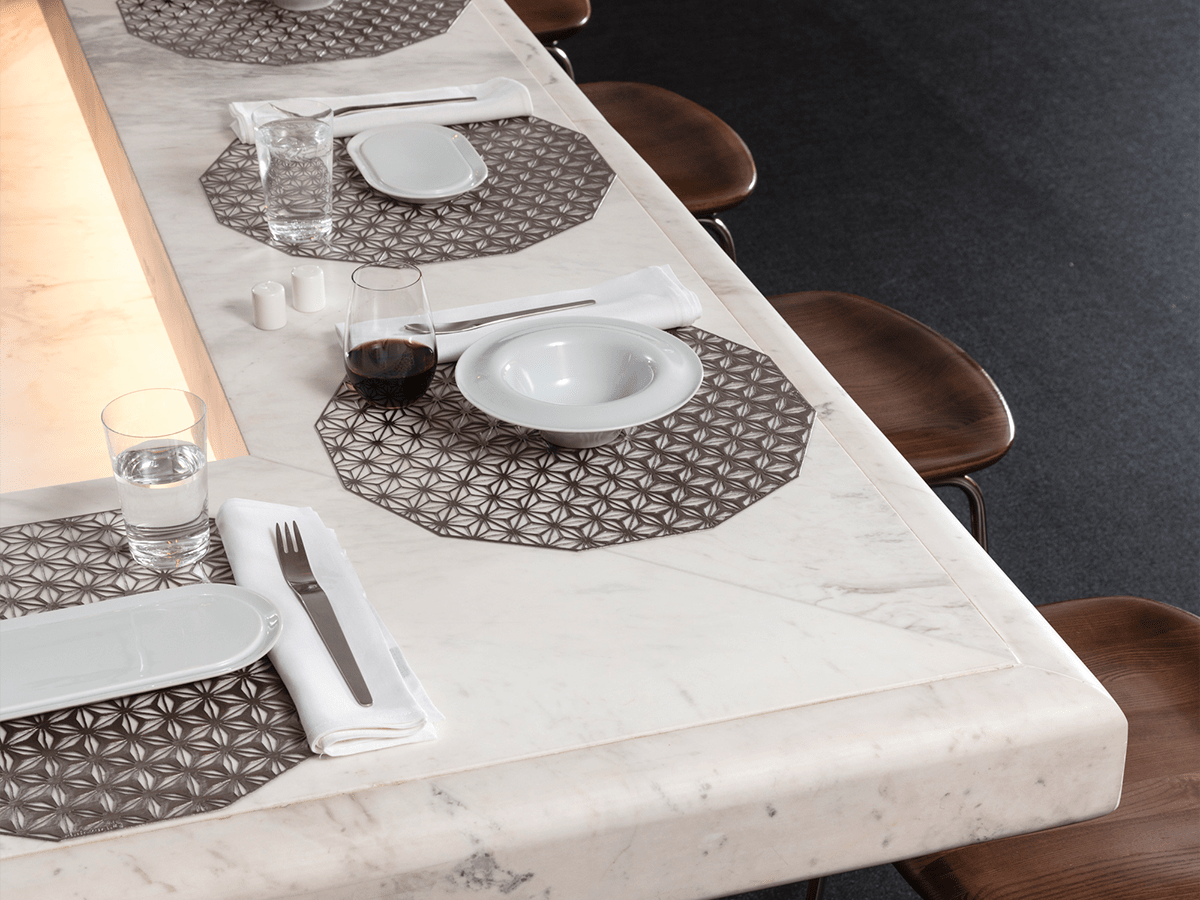 Meerdere Kaleidoscope placemats in gunmetal, in gebruik aan een tafel