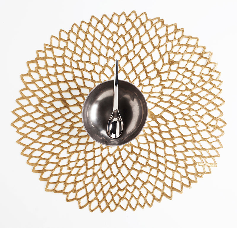 Chilewich Dahlia Brass placemat, rond met opengewerkt patroon, ontwerp Sandy Chilewich, met kom als servies