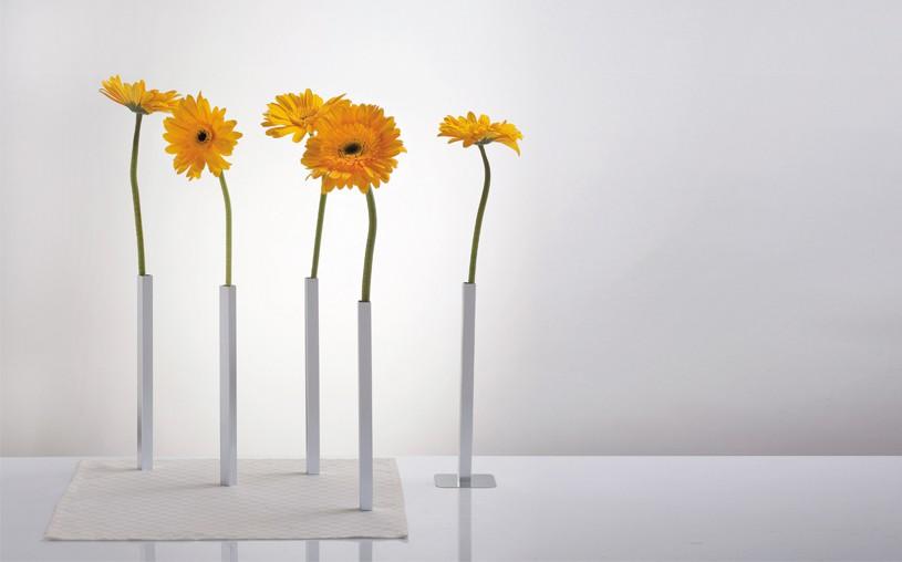 Peleg New Magnetic Vases, vrijstaande vaasjes op magneetplaatje onder tafelkleed