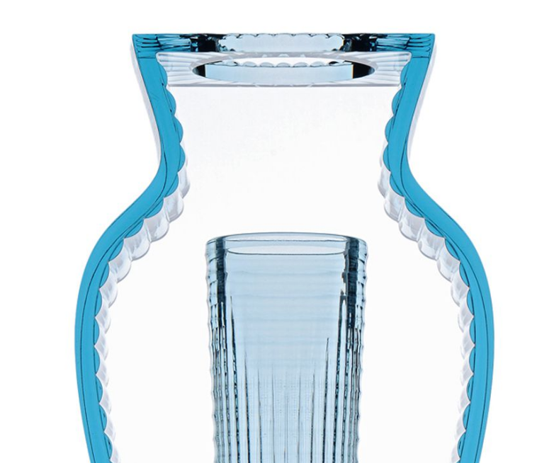 I Shine vaas van Kartell, blauw transparant kunststof, detail van de hals.