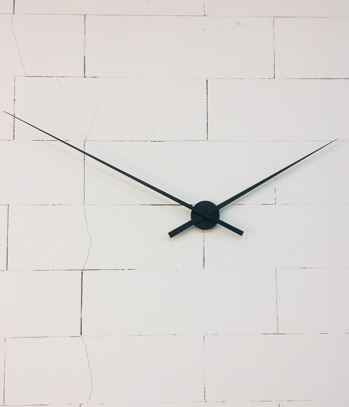 Alessi Tickaway klok aan de wand, houten wijzers in V-vorm.