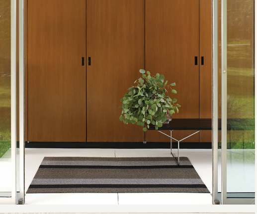 Chilewich Bold Stripe doormat in silver/black at entrance