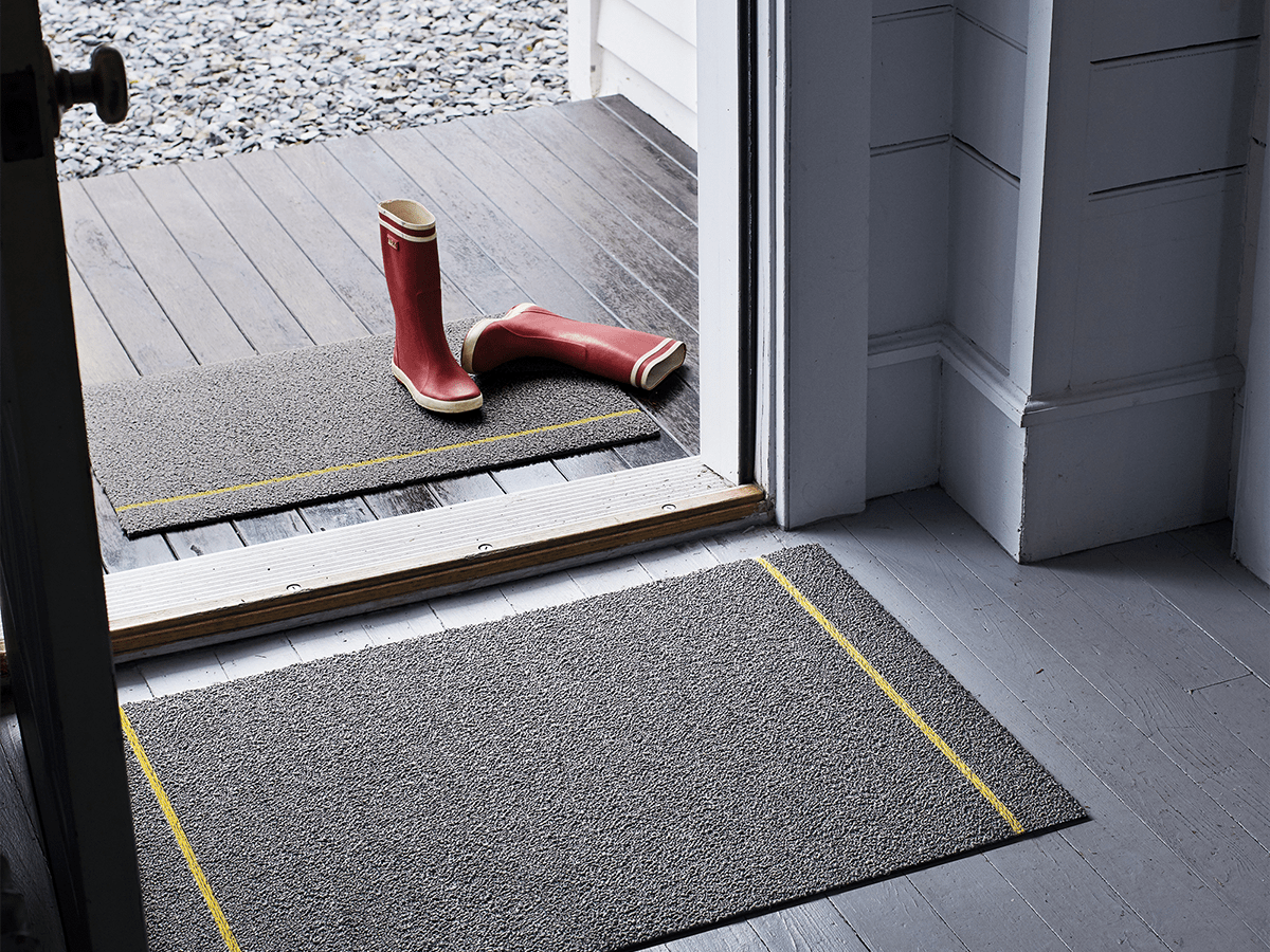 Chilewich doormat grey-yellow, placed at outdoor door