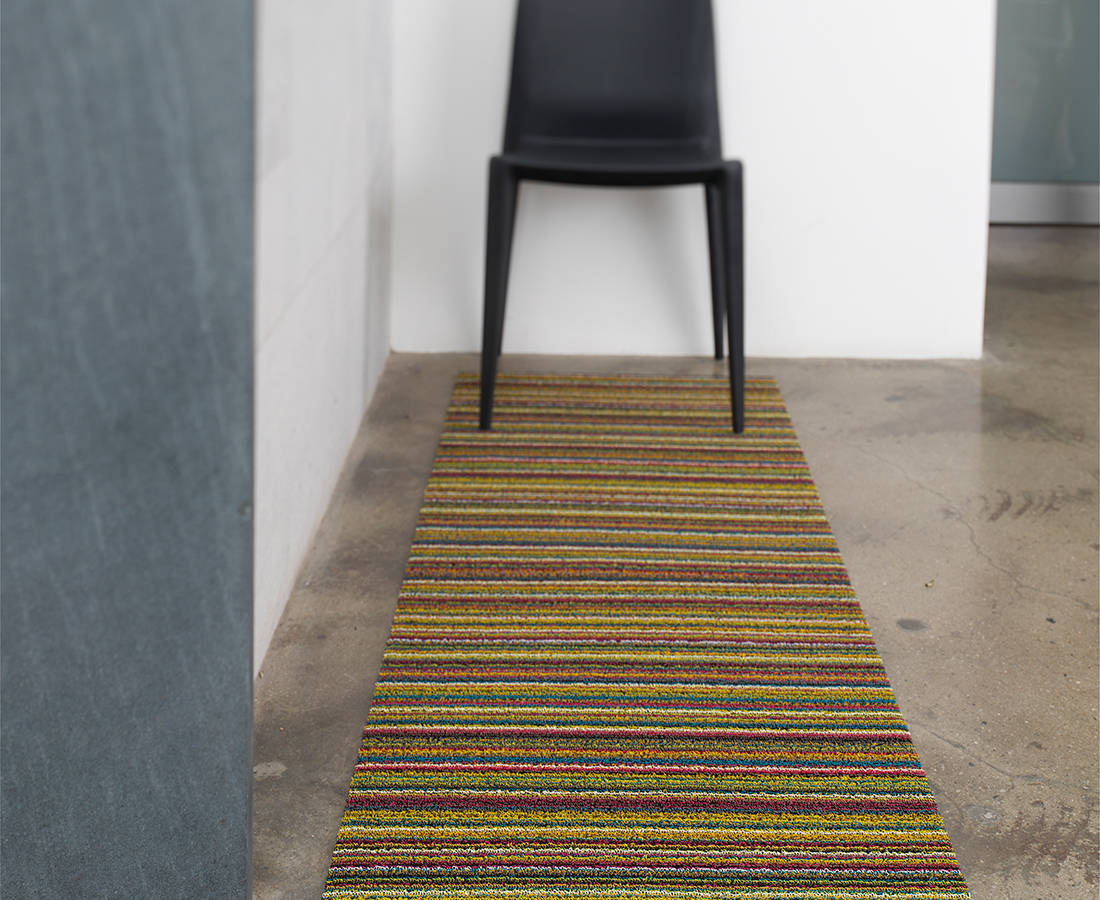 Chilewich deurmat Skinny Stripe Bright Multi in gangpad, langwerpig model