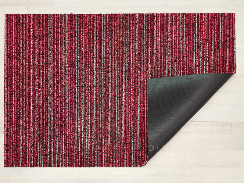 Deurmat Skinny Stripe Raspberry, omgeslagen hoek toont vinyl onderlaag