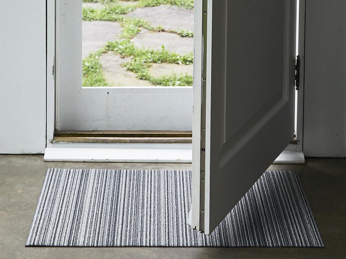 Chilewich deurmat Skinny Stripe Shadow bij een buitendeur, grijs gestreept