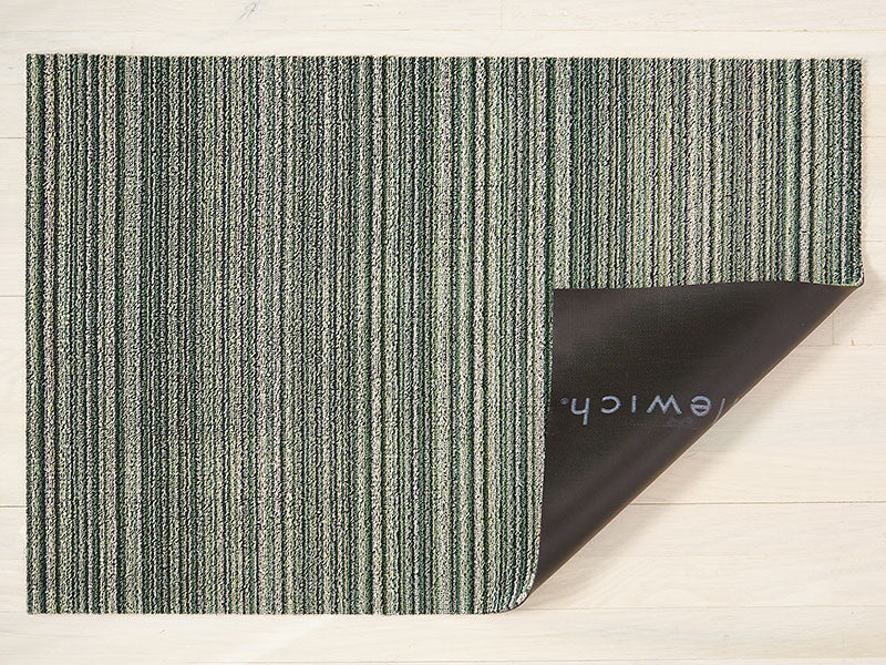 Chilewich deurmat Skinny Stripe Spearmint, omgeslagen hoek toont vinyl onderlaag