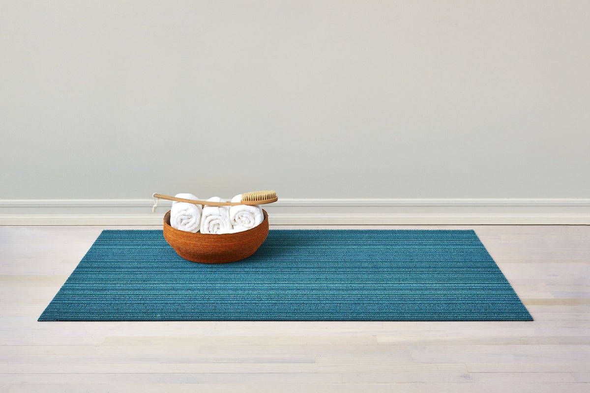 Chilewich deurmat Skinny Stripe in turquoise, 46 x 71 cm, ontwerp Sandy Chilewich