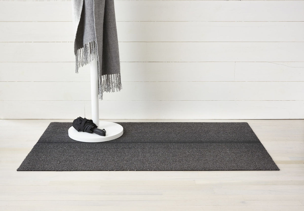 Chilewich deurmat Ombré Shag Plus, grijs met geribbelde structuur, 46 x 71 cm