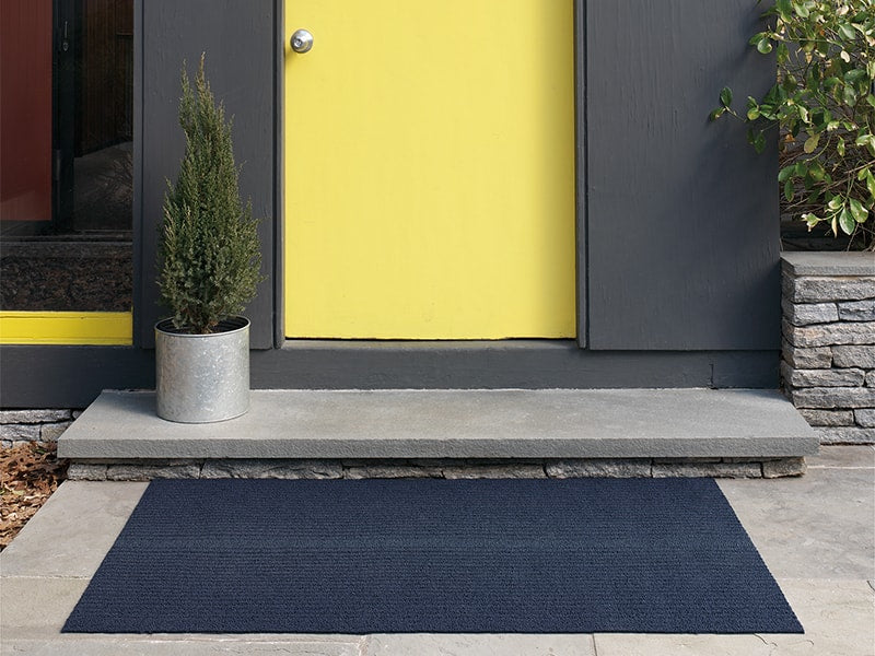 Blauwe Chilewich deurmat Ombré Shag Plus voor buitendeur