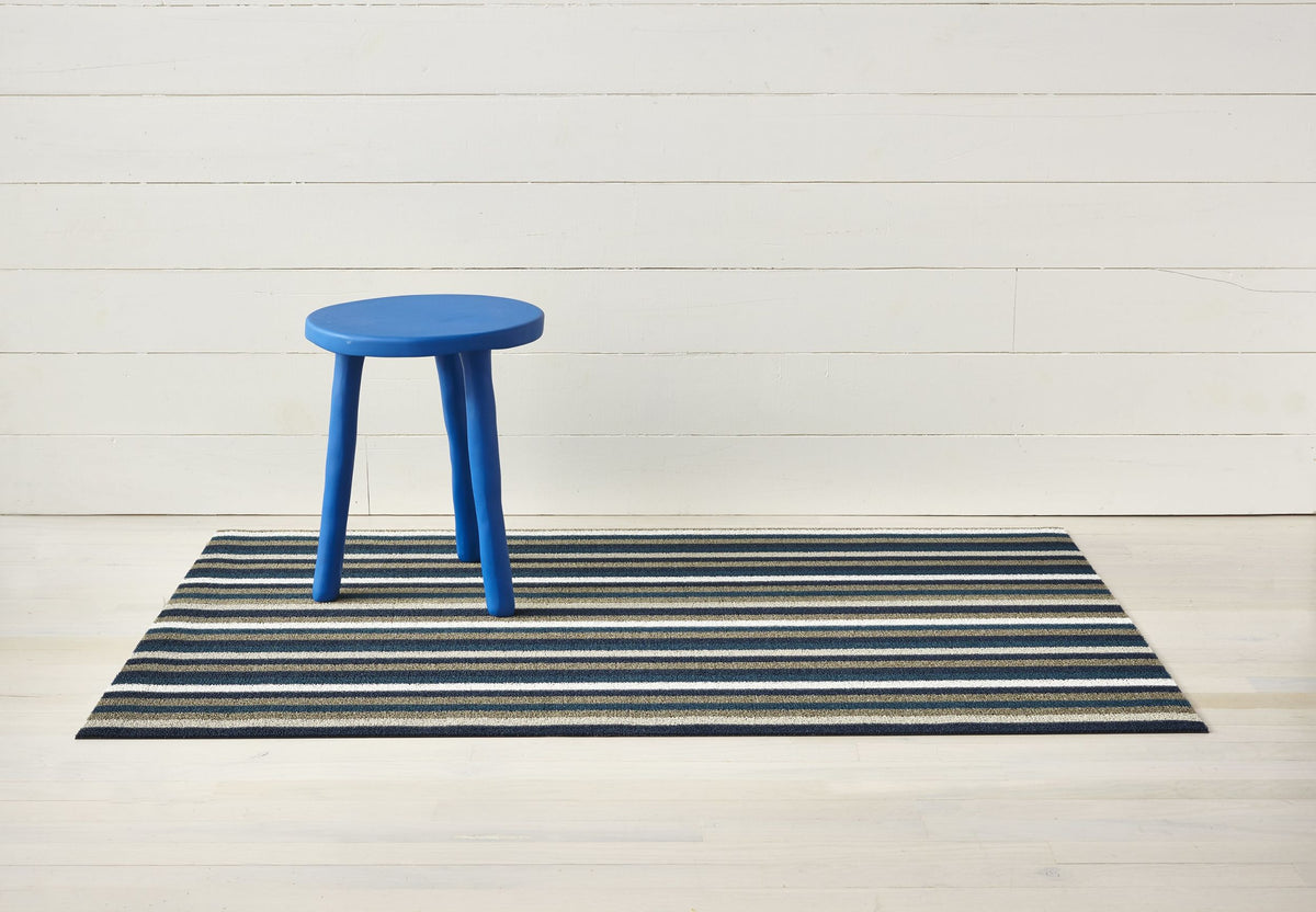 Chilewich deurmat Even Stripe Marine, ontwerp Sandy Chilewich, gestreept in blauw en grijs