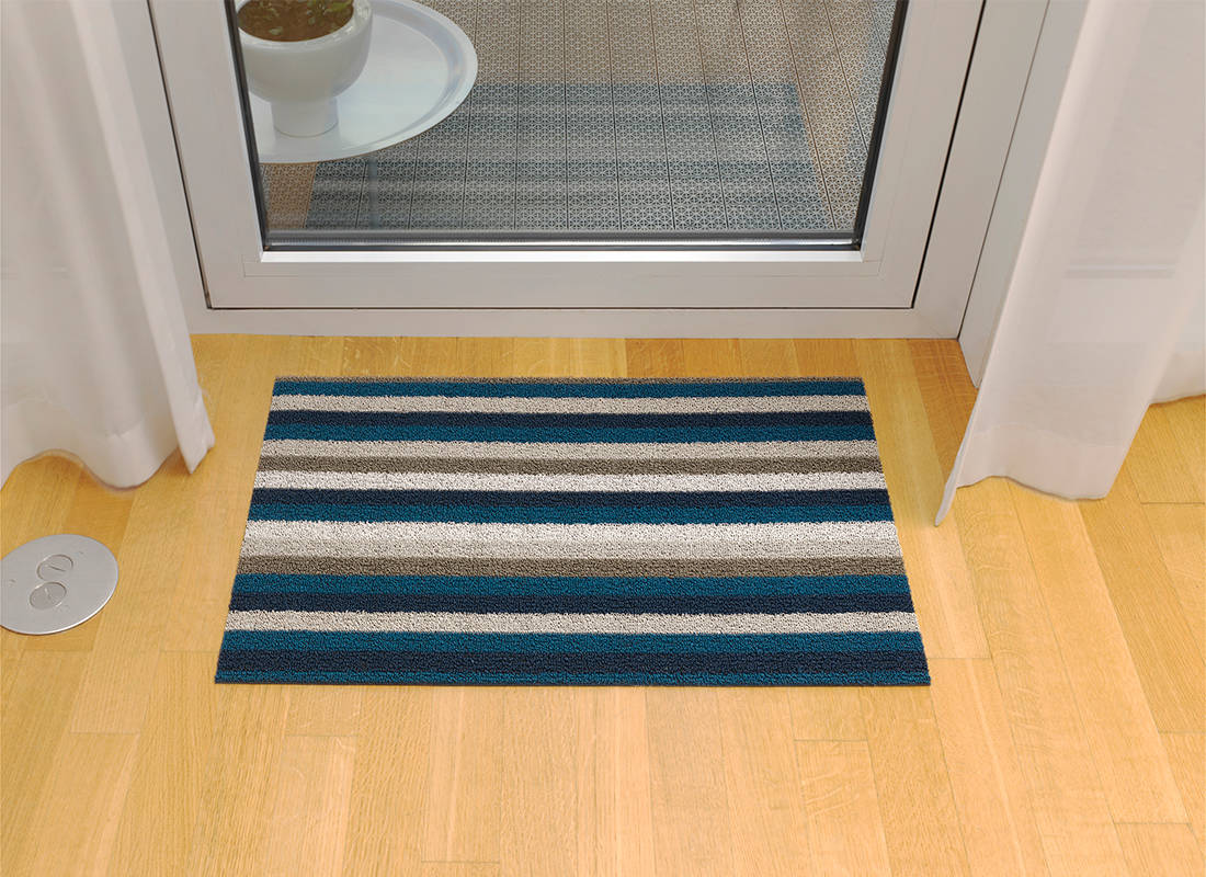 Chilewich deurmat Even Stripe Marine, bovenaanzicht met strepen in blauw, grijs en groen
