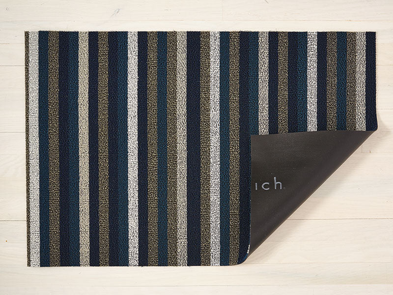 Chilewich deurmat Even Stripe Marine, omgeslagen met zicht op de vinyl onderzijde