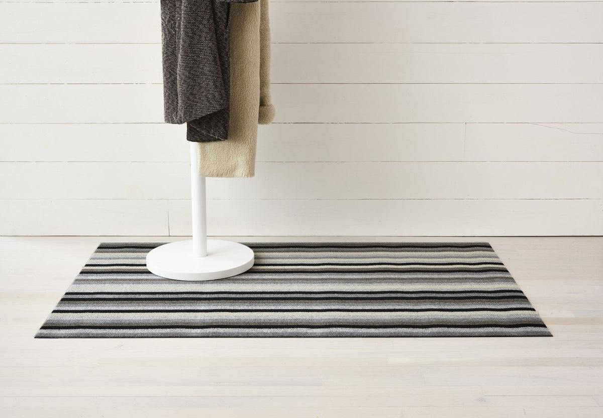 Chilewich deurmat Even Stripe Mineral van Sandy Chilewich, grijs-zwart gestreept, 46 x 71 cm