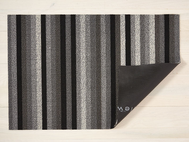 Chilewich deurmat Even Stripe Mineral, bovenaanzicht met omgeslagen vinyl achterzijde