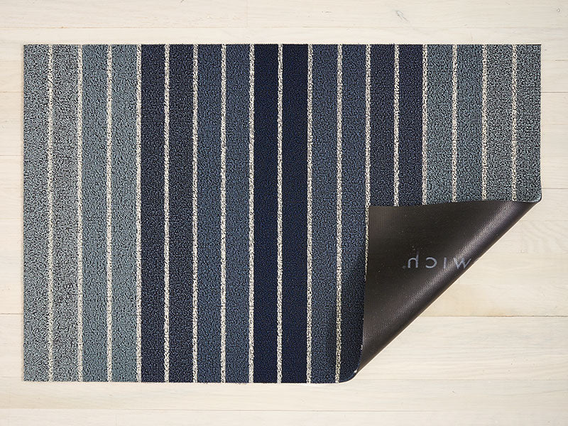 Chilewich deurmat Block Stripe Denim, bovenaanzicht met omgeslagen hoek en vinyl onderzijde