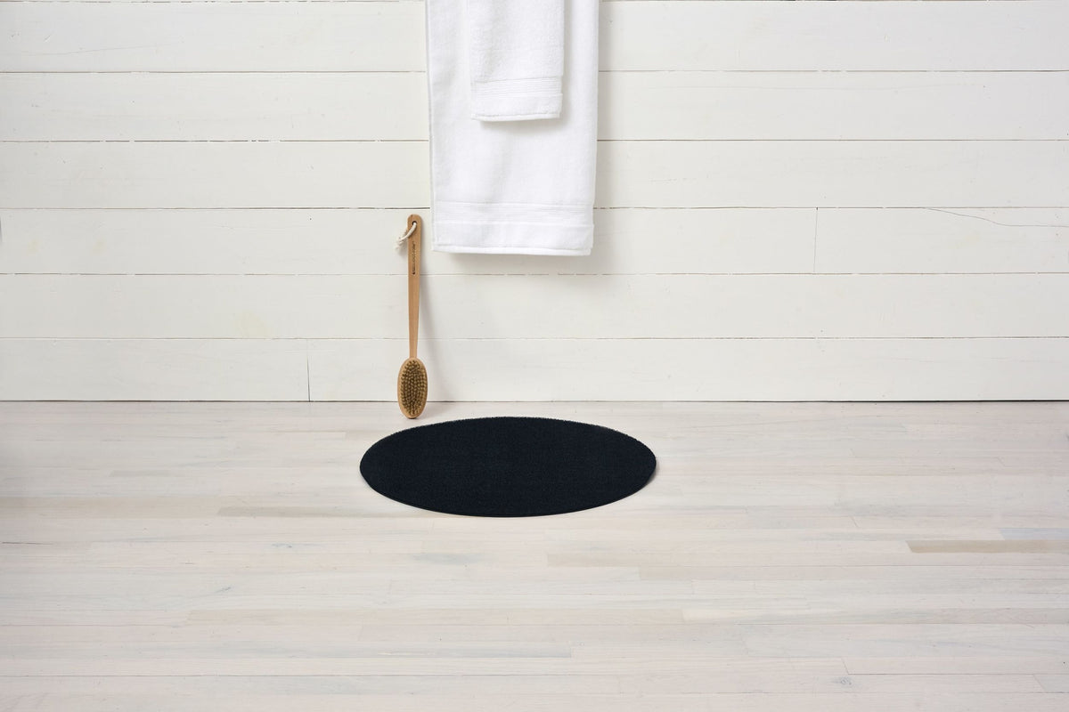 Chilewich ronde deurmat Dot Black, diameter 61 cm, in badkamer