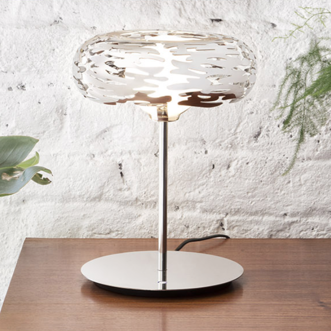 Alessi Barklamp, rvs tafellamp, ingeschakeld, close-up van de kap