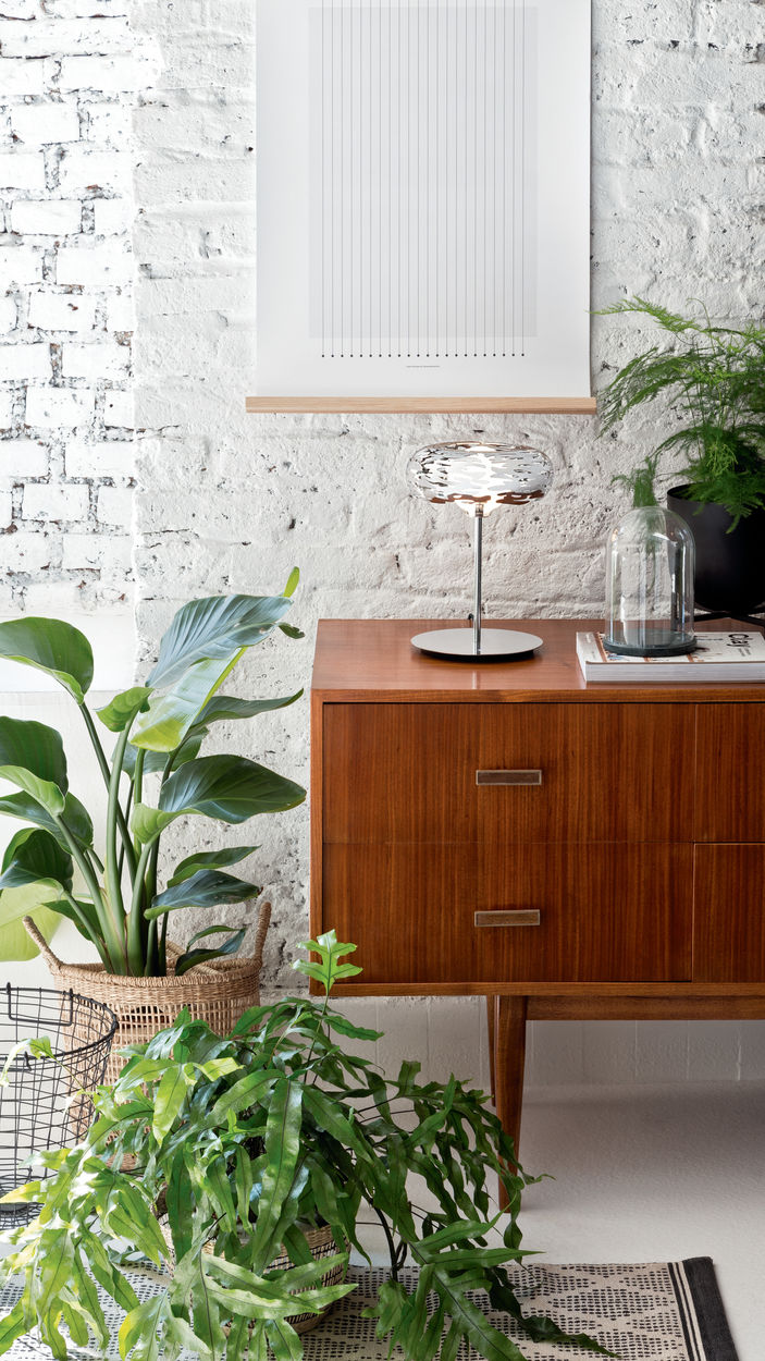 Alessi Barklamp, rvs tafellamp, brandend op dressoir